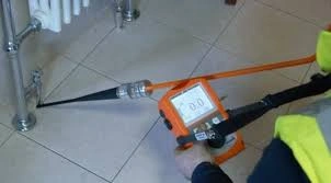 كيفية التعامل مع تسربات المواسير المدفونة تحت البلاط